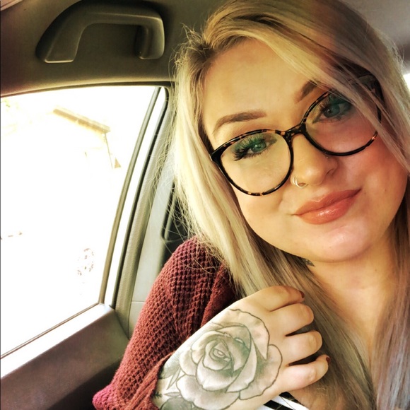 Meet your Posher, Leah - Picture 3 of 7